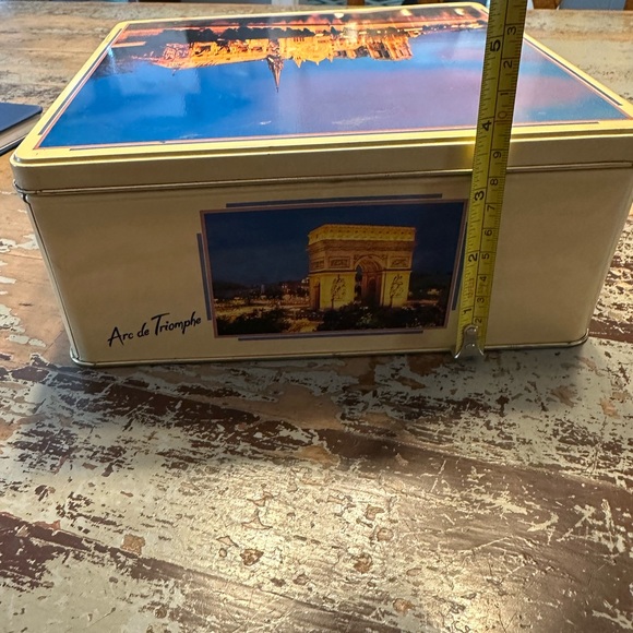 Vintage Parisian Tin! Excellent condition, features major scenes in Paris! - Picture 4 of 5